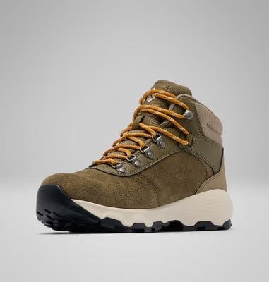 Khaki turistická bota s oranžovými tkaničkami na světlém pozadí. Khaki turistická bota s oranžovými tkaničkami na světlém pozadí.