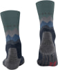 Socken mit Bergmotiv und FALKE-Logo in Dunkelgrün.