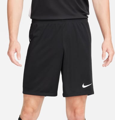 Schwarze Herrenshorts mit weißem Nike-Logo auf dem rechten Bein. Schwarze Herrenshorts mit weißem Nike-Logo auf dem rechten Bein.