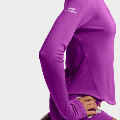 Detail eines lila Laufshirts für Damen von Nike mit Logo am Ärmel. Detail eines lila Laufshirts für Damen von Nike mit Logo am Ärmel.