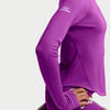 Detail eines lila Laufshirts für Damen von Nike mit Logo am Ärmel.