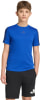 Junge in blauem Kurzarmshirt und schwarzer Hose