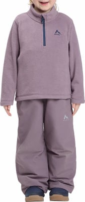 Mädchen im lila Fleecepullover mit Stehkragen und McKinley-Hose. Mädchen im lila Fleecepullover mit Stehkragen und McKinley-Hose.