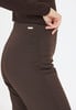 Detail einer Damen-Hose in Braun mit dezentem Metall-Detail an der Seite.