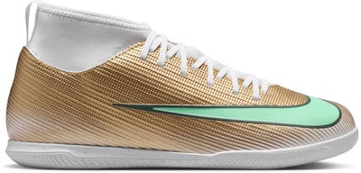 Goldene Nike Fußballschuhe mit weißem Kragen und türkisfarbenem Logo.