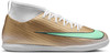 Goldene Nike Fußballschuhe mit weißem Kragen und türkisfarbenem Logo.