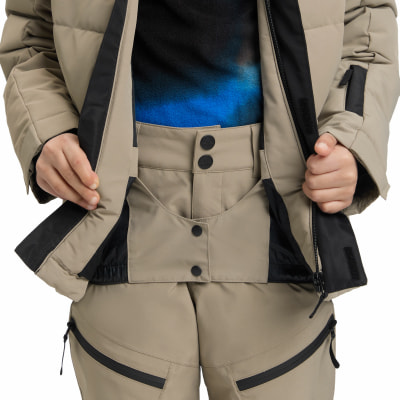 Detail von Jacke und Hose zum Skifahren mit schwarzen Details. Detail von Jacke und Hose zum Skifahren mit schwarzen Details.