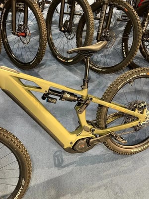Grünes Fullsuspension-Mountainbike mit BOSCH Motor. Grünes Fullsuspension-Mountainbike mit BOSCH Motor.