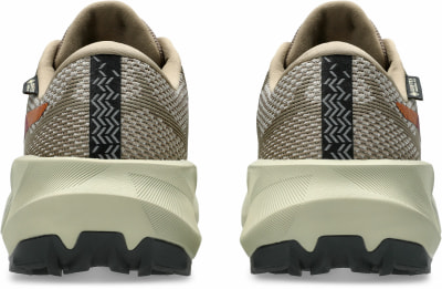 Rückansicht von beigen Laufschuhen mit orangefarbenem Detail und Gore-Tex-Etikett.