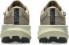 Rückansicht von beigen Laufschuhen mit orangefarbenem Detail und Gore-Tex-Etikett.