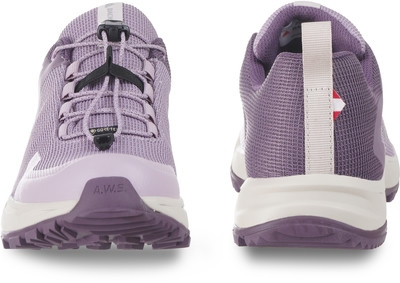 Lila Wanderschuhe für Damen mit Schnellverschluss und Gore-Tex-Membran. Lila Wanderschuhe für Damen mit Schnellverschluss und Gore-Tex-Membran.
