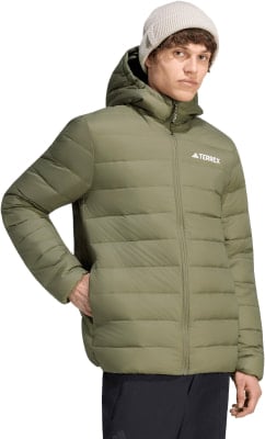 Ein Mann in einer grünen Daunenjacke mit Kapuze und hellgrauer Mütze. Ein Mann in einer grünen Daunenjacke mit Kapuze und hellgrauer Mütze.