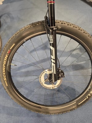 Vorderrad eines Mountainbikes mit Scheibenbremse und RockShox-Gabel. Vorderrad eines Mountainbikes mit Scheibenbremse und RockShox-Gabel.