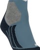 Blauer Socken mit grauem und dunkelblauem Muster und weißem Logo.
