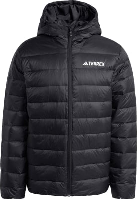 Schwarze Daunenjacke mit Kapuze und Adidas Terrex Logo auf der Brust. Schwarze Daunenjacke mit Kapuze und Adidas Terrex Logo auf der Brust.