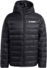 Schwarze Daunenjacke mit Kapuze und Adidas Terrex Logo auf der Brust.
