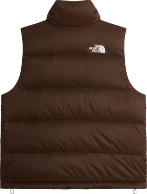 Braune Daunenweste mit weißem The North Face Logo auf der Brust.