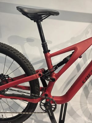 Ein rotes Mountainbike mit Sattelstütze und Dämpfer. Ein rotes Mountainbike mit Sattelstütze und Dämpfer.