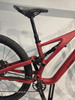 Ein rotes Mountainbike mit Sattelstütze und Dämpfer.