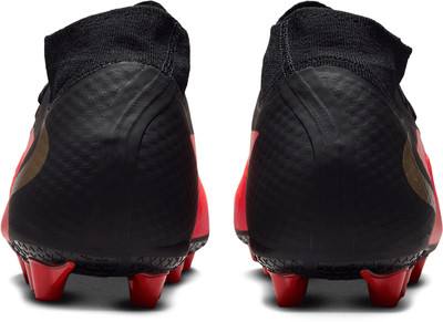 Rückansicht eines Paares schwarzer Fußballschuhe mit roten Akzenten. Rückansicht eines Paares schwarzer Fußballschuhe mit roten Akzenten.