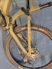 Detail des Hinterrads eines Mountainbikes mit Federung und Kassette.