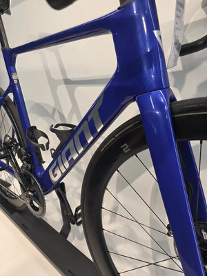 Blaues Giant Rennrad mit Carbonrahmen und Laufrädern. Blaues Giant Rennrad mit Carbonrahmen und Laufrädern.