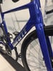 Blaues Giant Rennrad mit Carbonrahmen und Laufrädern.