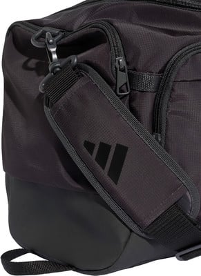 Schwarze Adidas-Tasche mit Drei-Streifen-Logo auf dem Riemen. Schwarze Adidas-Tasche mit Drei-Streifen-Logo auf dem Riemen.