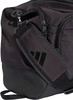 Schwarze Adidas-Tasche mit Drei-Streifen-Logo auf dem Riemen.