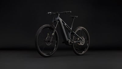 Modernes Mountain-E-Bike mit Federung auf dunklem Hintergrund. Modernes Mountain-E-Bike mit Federung auf dunklem Hintergrund.