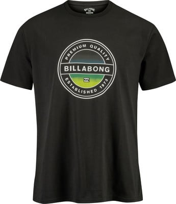 Čierne tričko Billabong s okrúhlym logom a nápisom 'Premium Quality'. Čierne tričko Billabong s okrúhlym logom a nápisom 'Premium Quality'.