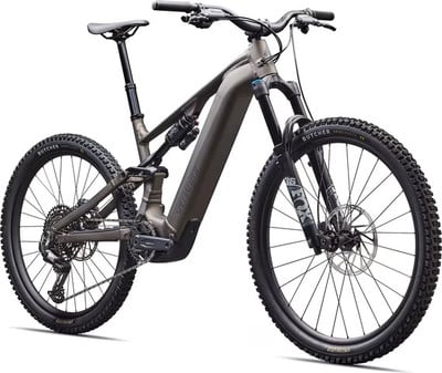Modernes Specialized E-Mountainbike mit Federung und Scheibenbremsen. Modernes Specialized E-Mountainbike mit Federung und Scheibenbremsen.