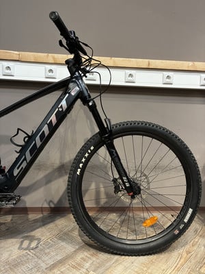 Schwarzes Scott E-Mountainbike mit Federgabel und Maxxis-Felge. Schwarzes Scott E-Mountainbike mit Federgabel und Maxxis-Felge.
