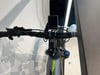Detail eines E-Bike-Lenkers mit Bosch-Display und Schalthebel.