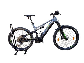 Genesis E-Mountainbike mit Federung und Ständer auf weißem Hintergrund.