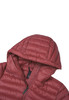Detail einer roten Daunenjacke mit Kapuze und Reißverschluss.