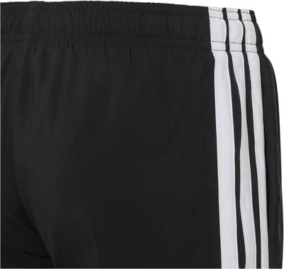 Schwarze Shorts mit weißen Adidas-Streifen an der Seite. Schwarze Shorts mit weißen Adidas-Streifen an der Seite.