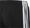 Schwarze Shorts mit weißen Adidas-Streifen an der Seite.
