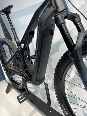 Detail eines Mountain-E-Bikes mit schwarzem Rahmen und Federung. Detail eines Mountain-E-Bikes mit schwarzem Rahmen und Federung.