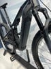 Detail eines Mountain-E-Bikes mit schwarzem Rahmen und Federung.