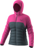 Damen-Daunenjacke in Pink und Grau mit Kapuze und Dynafit-Logo.