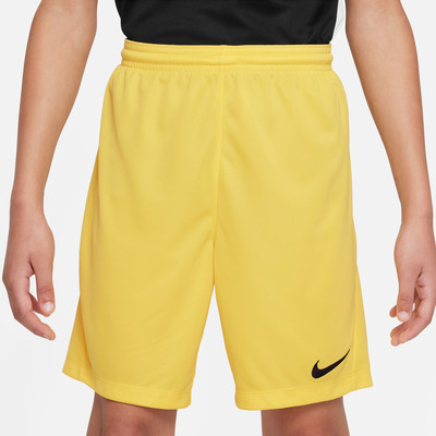 Kinder gelbe Nike Shorts mit schwarzem Logo.