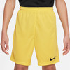 Kinder gelbe Nike Shorts mit schwarzem Logo.