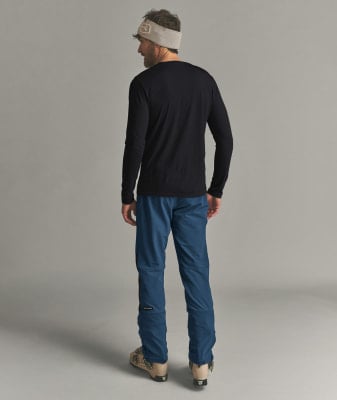 Mann in schwarzem Langarmshirt und blauer Hose mit Stirnband. Mann in schwarzem Langarmshirt und blauer Hose mit Stirnband.