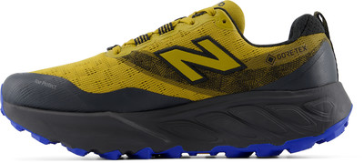 Ein gelber New Balance Laufschuh mit schwarzem N-Logo und GORE-TEX Aufschrift. Ein gelber New Balance Laufschuh mit schwarzem N-Logo und GORE-TEX Aufschrift.