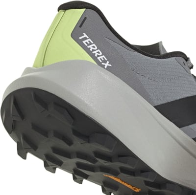 Detail der Sohle und des hinteren Teils eines grauen Adidas Terrex Laufschuhs. Detail der Sohle und des hinteren Teils eines grauen Adidas Terrex Laufschuhs.