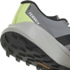 Detail der Sohle und des hinteren Teils eines grauen Adidas Terrex Laufschuhs.