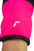 Detail eines pinken Handschuhs mit schwarzem Rand und weißem Logo.