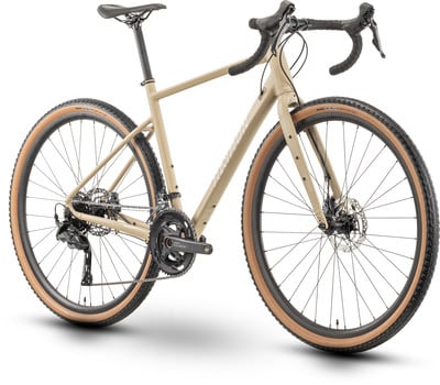 Sandfarbenes Gravelbike mit braunen Reifen und schwarzen Felgen.