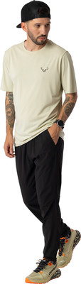 Mann in T-Shirt und Hose mit Kappe und Turnschuhen. Mann in T-Shirt und Hose mit Kappe und Turnschuhen.